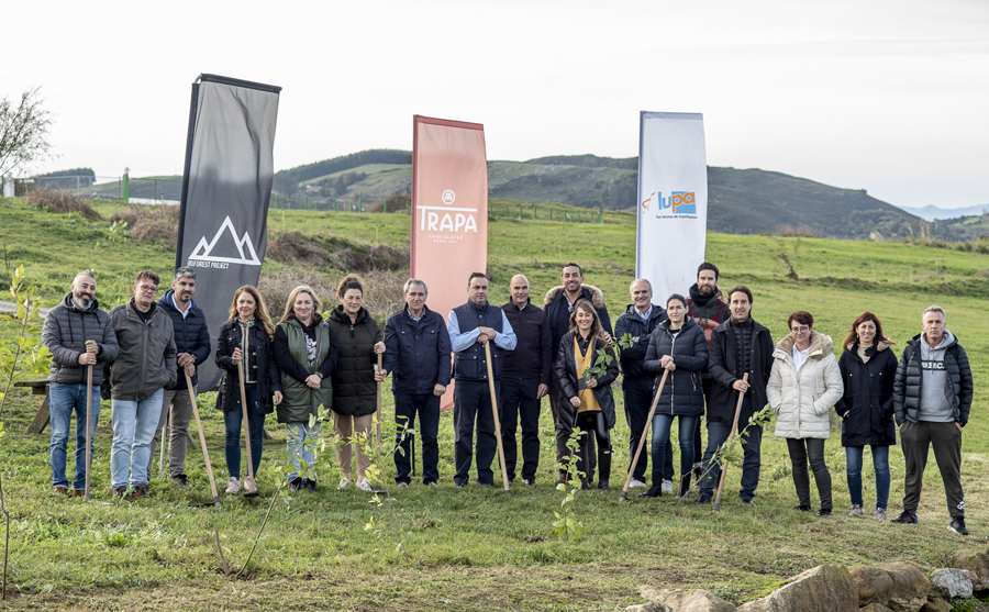 Gracias a la alianza entre Lupa Supermercados y Chocolates Trapa un nuevo bosque crecerá en Suances (Cantabria).