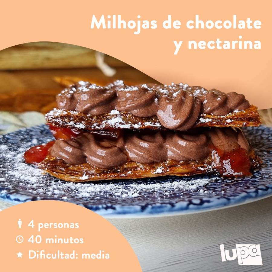 Milhojas de chocolate y nectarina