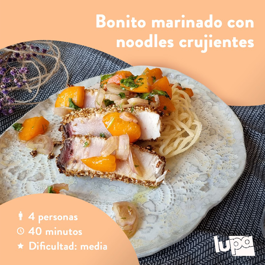 Bonito marinado con noodles crujientes