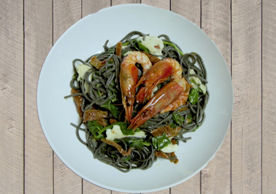 Nero di seppia con gambas, tomate seco, espinacas y mozarella