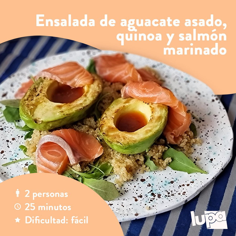 Ensalada de aguacate asado, quinoa y salmón marinado