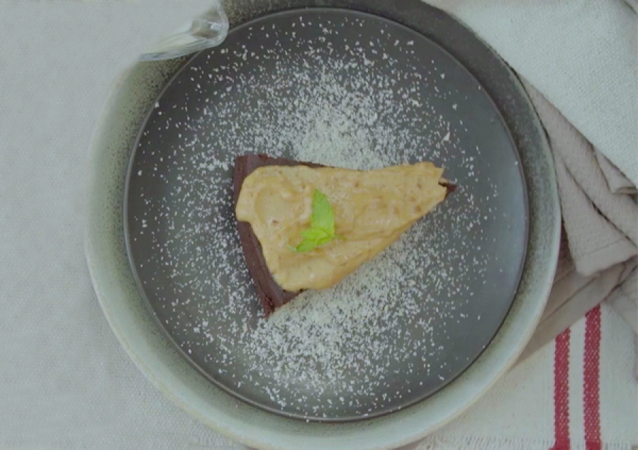 Pastel de chocolate, plátano y crema de turrón
