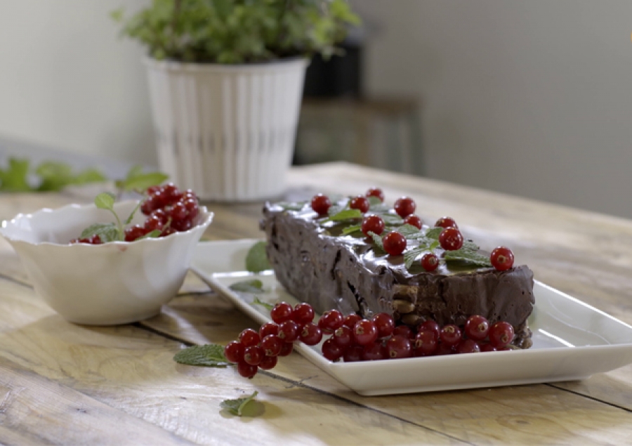 Pastel de chocolate negro con galletas