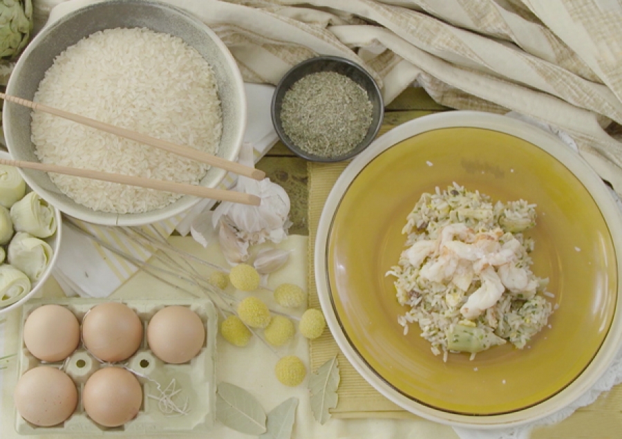 Salteado de arroz con gambas y alcachofas